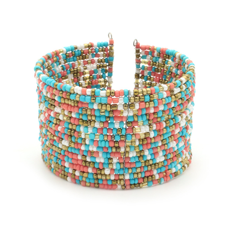Ethnic Fashion Photography - Handgefertigtes Perlenarmband im Bohemian-Ethno-Stil für Reisefotografie,