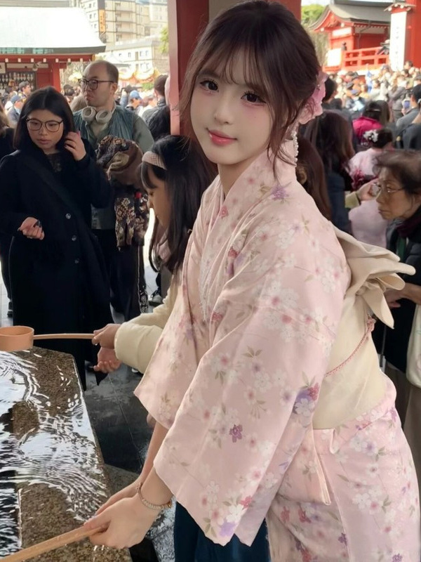 Traditioneller japanischer Kim – Ethnic Fashion Photography Bewertung und Preis