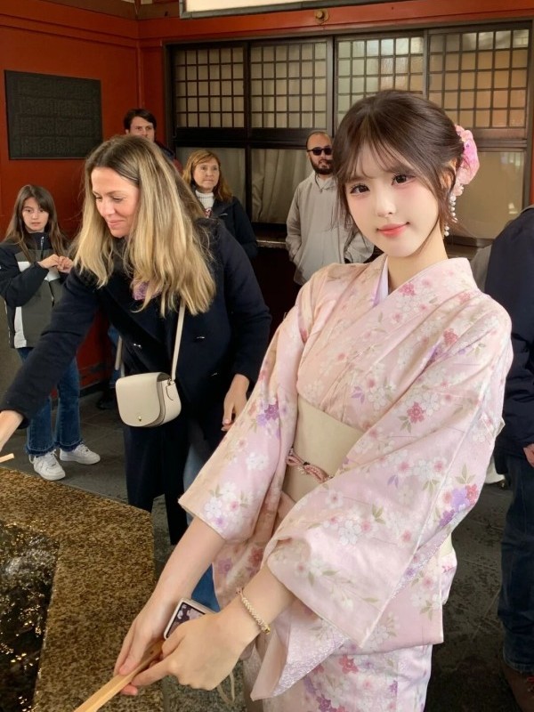 Traditioneller japanischer Kim – Ethnic Fashion Photography Bewertung und Preis
