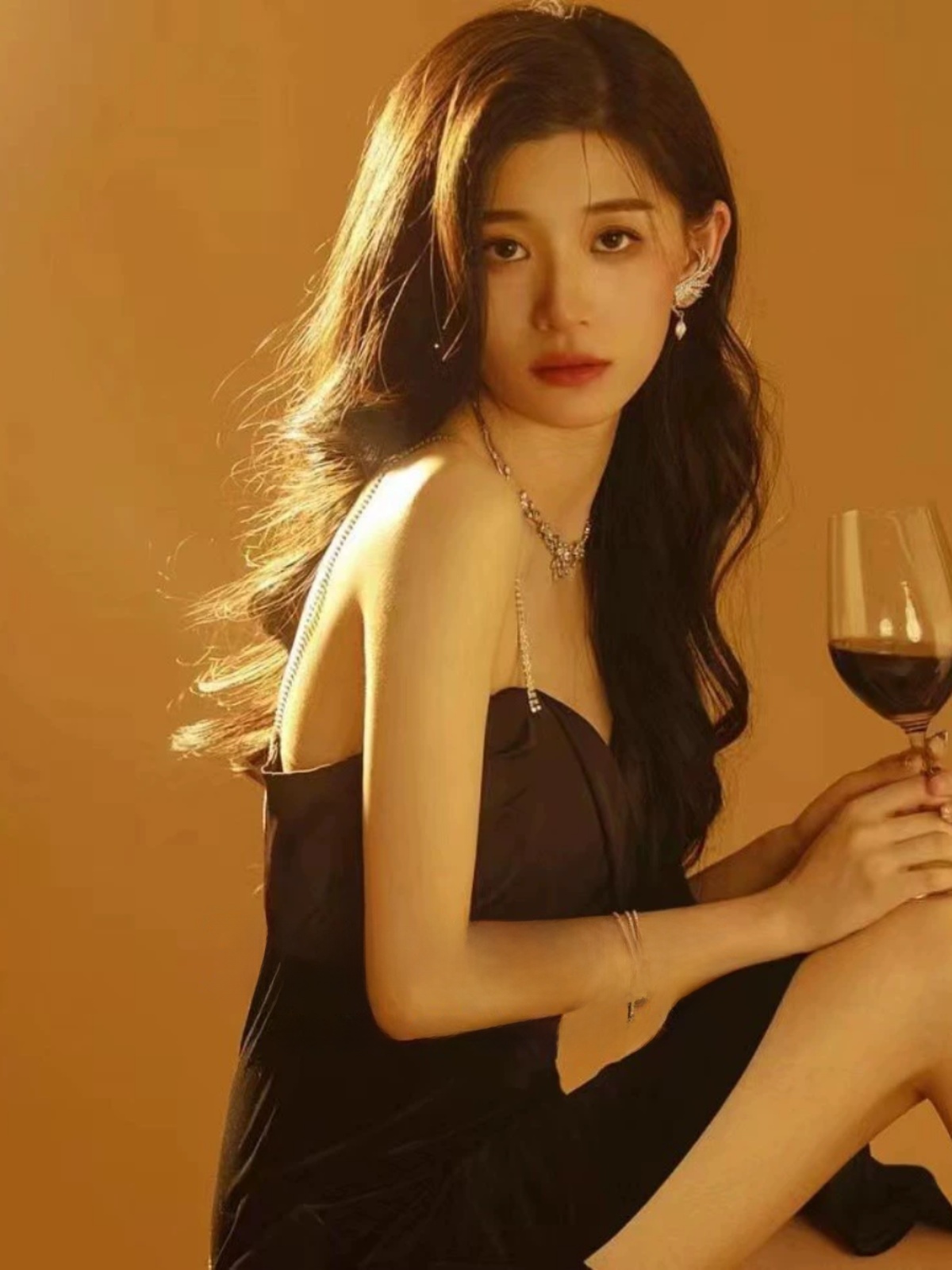 Sexy Rückenfreies Trägerkleid  – Ethnic Fashion Photography Bewertung und Preis