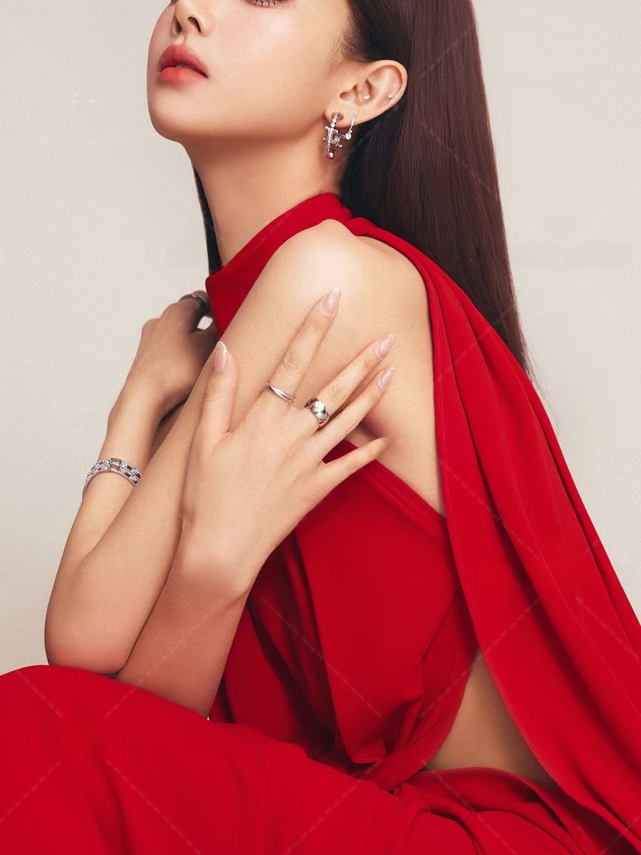 Rotes Porträtfotografie-Kleid  – Ethnic Fashion Photography Bewertung und Preis