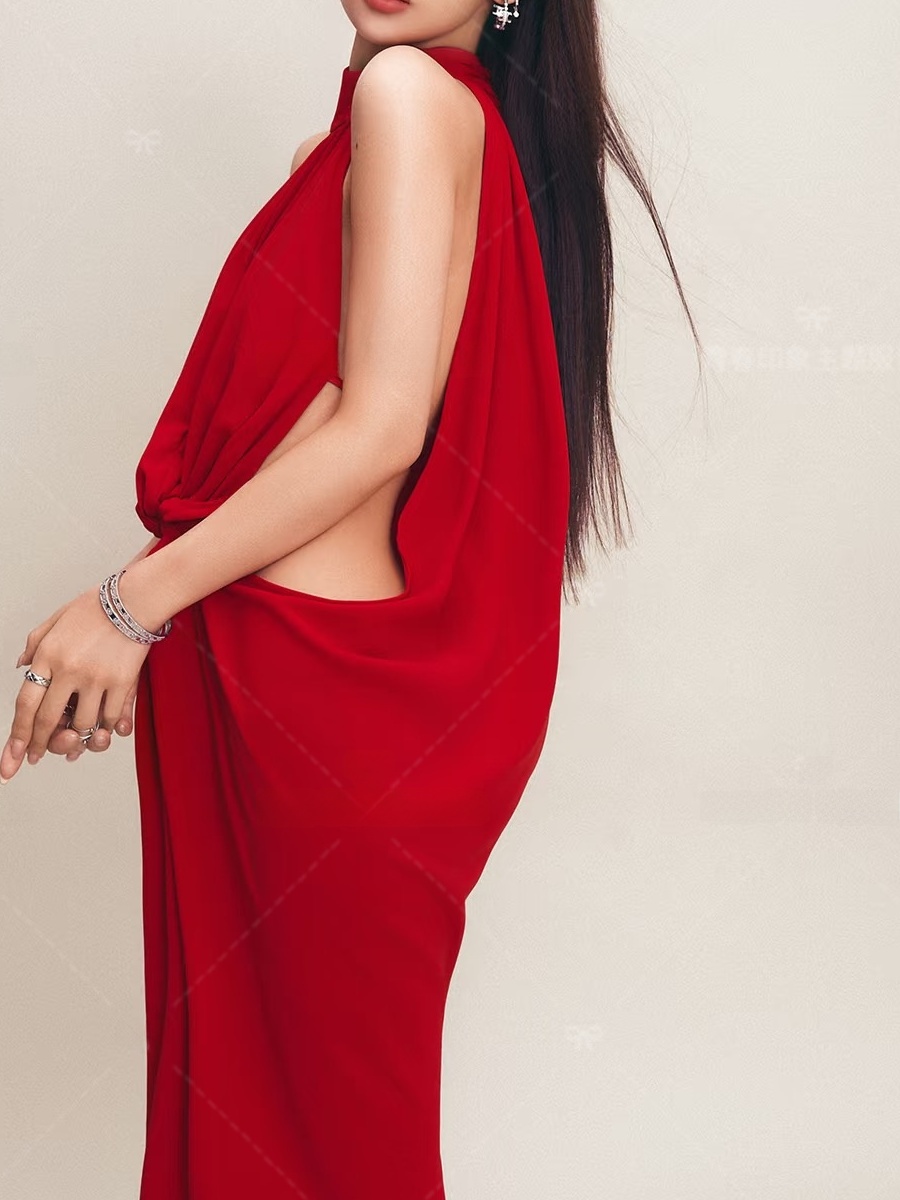 Rotes Porträtfotografie-Kleid  – Ethnic Fashion Photography Bewertung und Preis