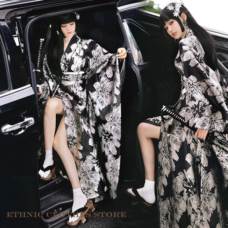 Japanischer traditioneller Kim – Ethnic Fashion Photography Bewertung und Preis