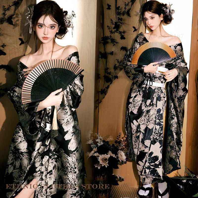 Japanischer traditioneller Kim – Ethnic Fashion Photography Bewertung und Preis